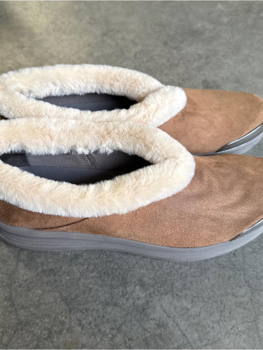 Bzees | Slip-On Slippers | Cream Faux-Fur Trim | Women’s Size 10